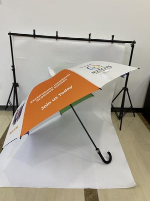 De 32-inch Golfparaplu Met Een Hoes Die Regenwater Opvangt
